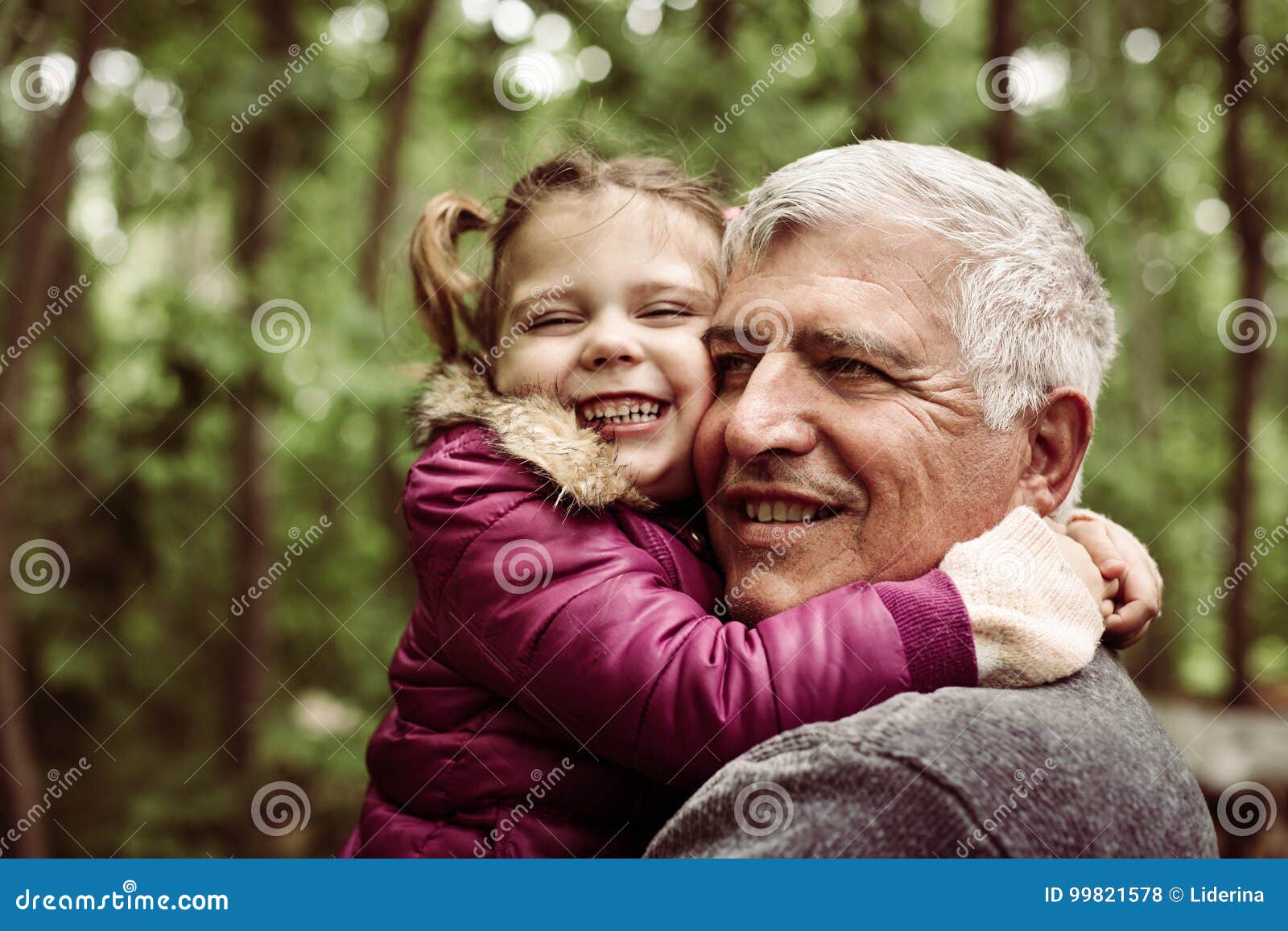 Дед обнимать. Ребенок обнимает Деда. Объятия дедушки. Обнимашки с дедушкой. Дедушка и внучка обнимаются.