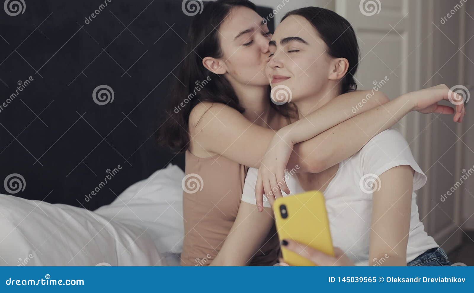 Lesbian Kissing Vid