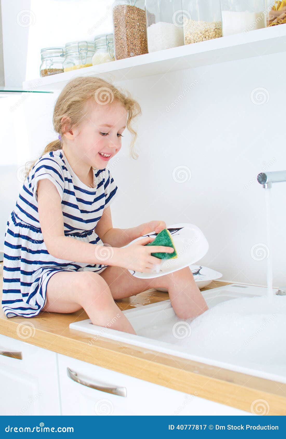 https://thumbs.dreamstime.com/z/happy-little-girl-washing-dishes-kitchen-40777817.jpg