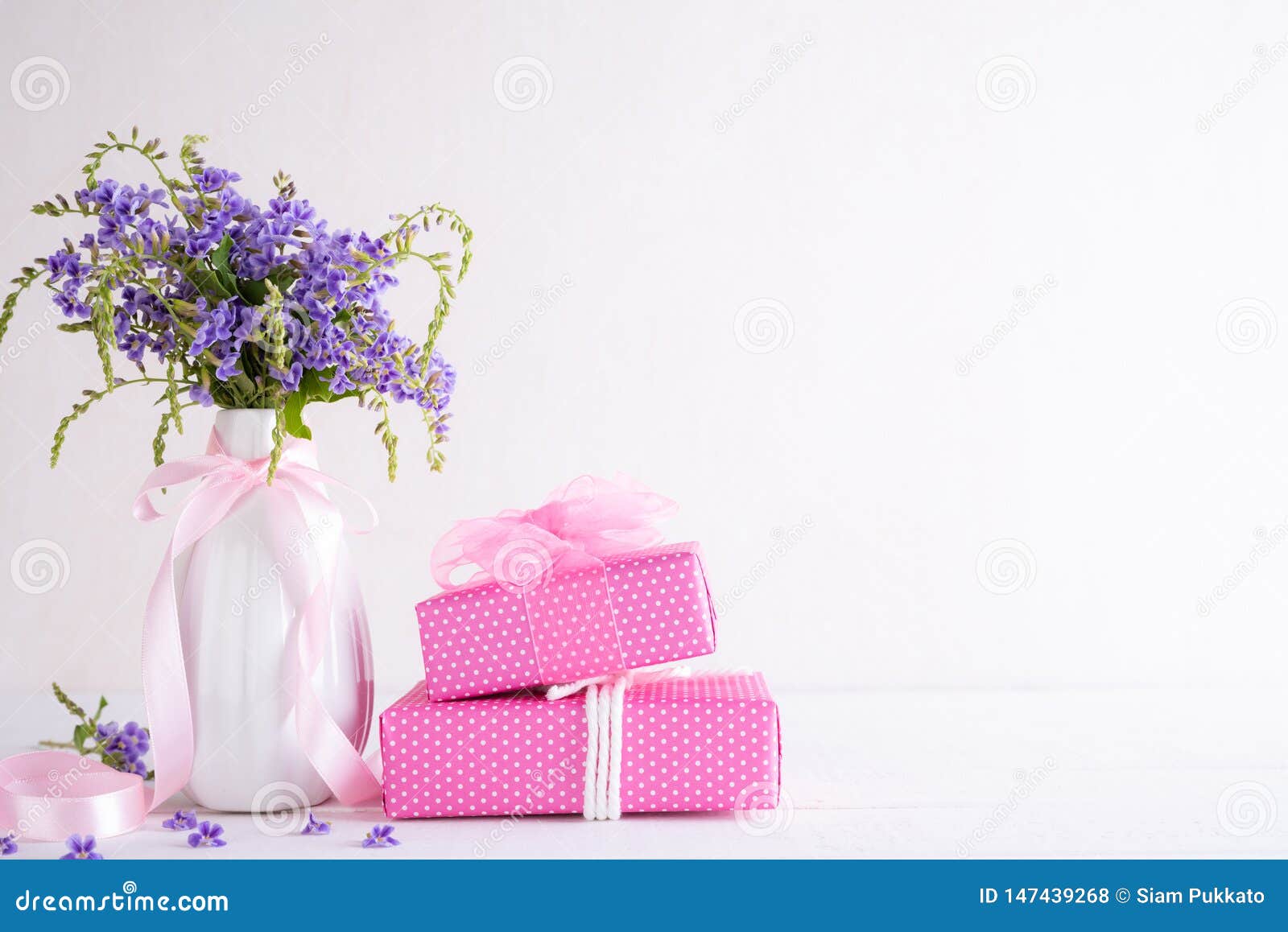Hộp quà tặng ngày của mẹ là sự lựa chọn tuyệt vời để thể hiện tình yêu và tri ân đến người mẹ của bạn. Mở nắp hộp, những sản phẩm chăm sóc sức khỏe và sắc đẹp độc đáo sẽ đem lại nụ cười hạnh phúc cho người mẹ trong ngày đặc biệt này.