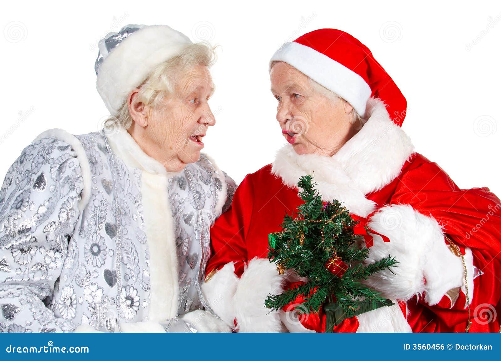 Под новый год бабушка всегда почему то. Новый год для пожилых. Дед Мороз пенсионер. Новый год пожилые люди. Пенсионеры новогодний праздник.