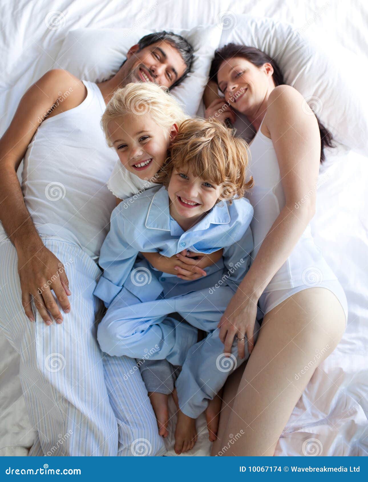 https://thumbs.dreamstime.com/z/happy-parents-children-together-bed-10067174.jpg