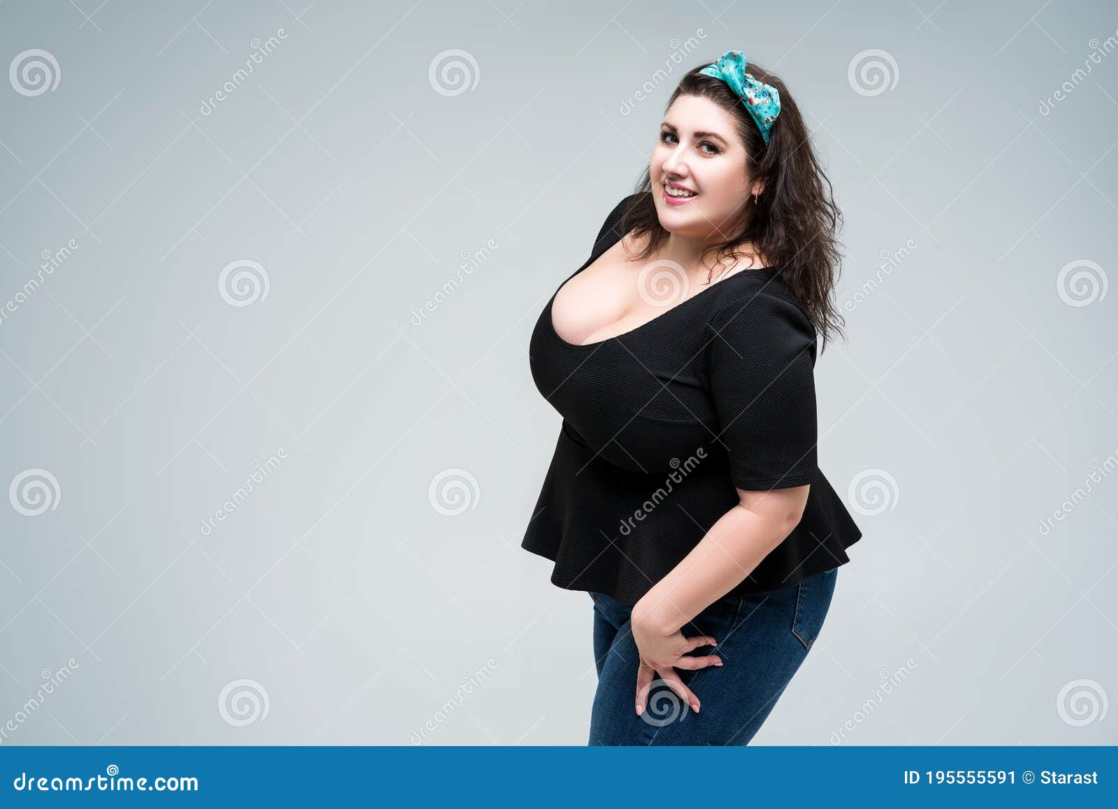 Tørke træfning Anzai Happy Plus Size Fashion Model in Black Blouse with Deep Neckline, Fat Woman  on Gray Background Stock Image - Image of neckline, model: 195555591