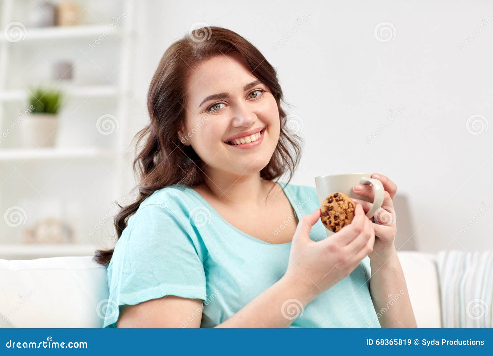 egoisme Justering har Happy Plus Size Woman with Cup and Cookie at Home Stock Image - Image of  lovely, girl: 68365819