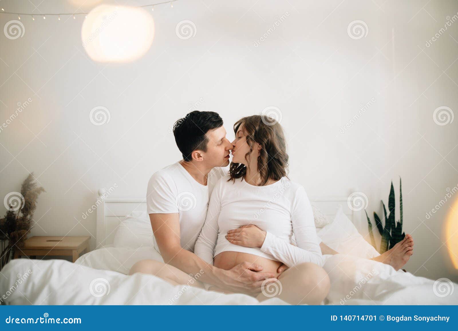 Помогла паре забеременеть. Фотосессия пары беременность 2023. Вечер в обнимку с женой беременной. Муж обнимает беременную жену в постели. Любовь муж и жена беременна.