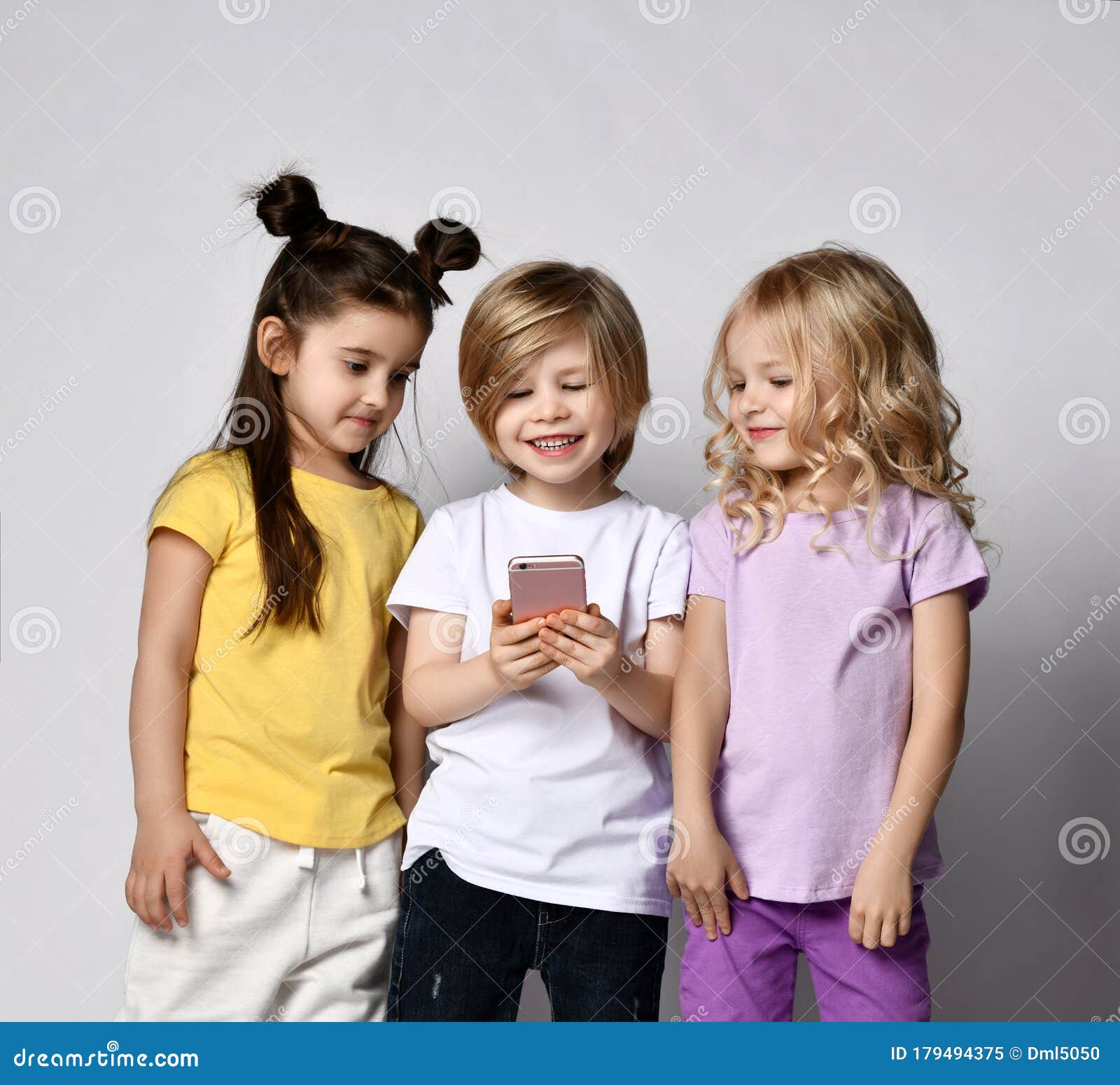 scheepsbouw Vormen Bijna dood Happy Smiling Children Kids Use Smartphone Boy Holds Texting Chatting or  Make Online Order Shopping Broadcast Surfing Stock Image - Image of gadget,  messenger: 179494375