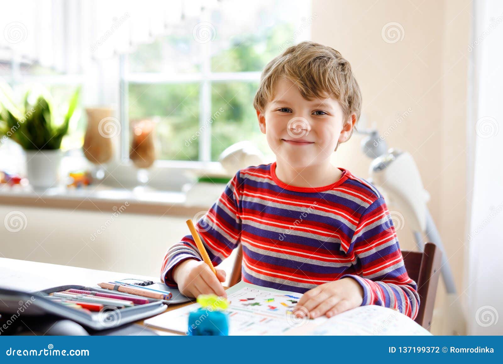 little kid doing homework