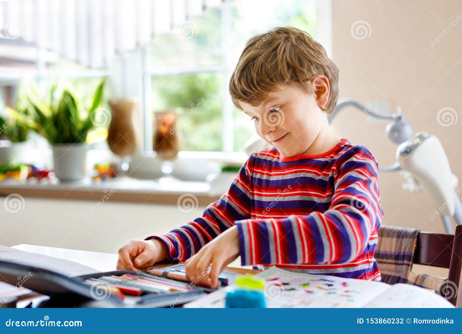 little kid doing homework