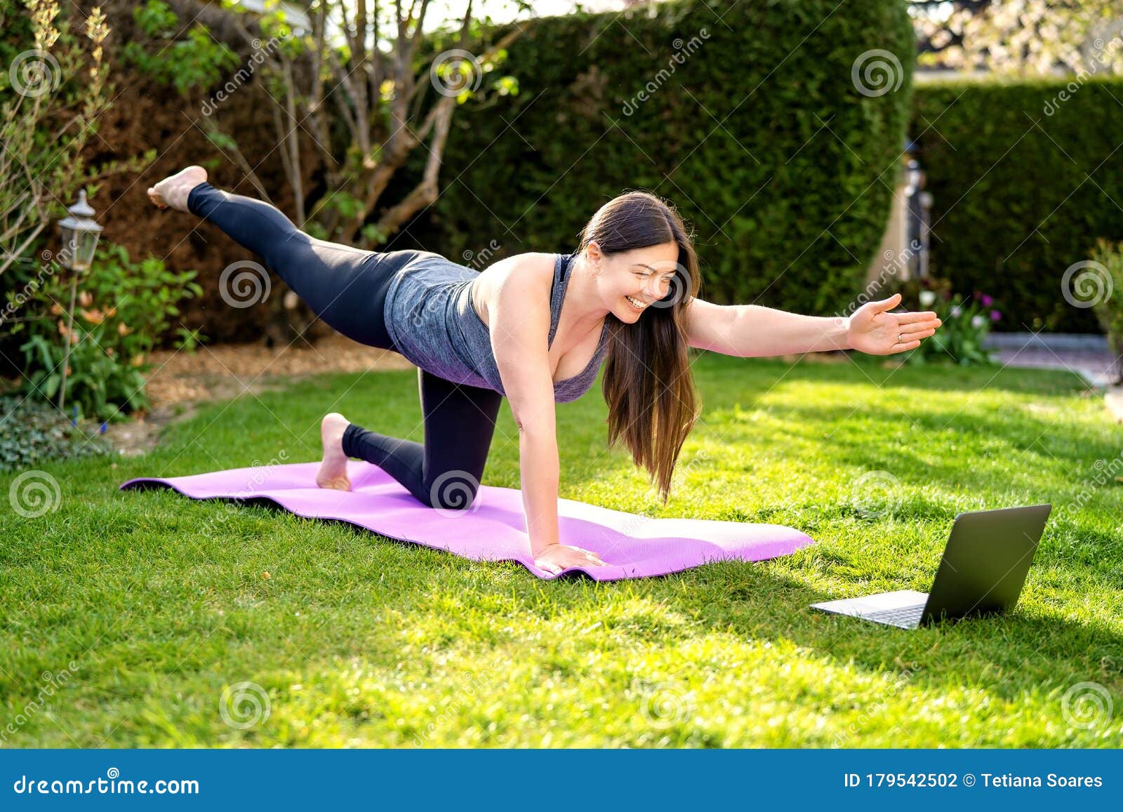 Vooravond Detecteerbaar convergentie Happy Smiling Woman Practicing Pilates Lesson Online in Garden Outdoors  during Quarantine. Stock Photo - Image of online, device: 179542502