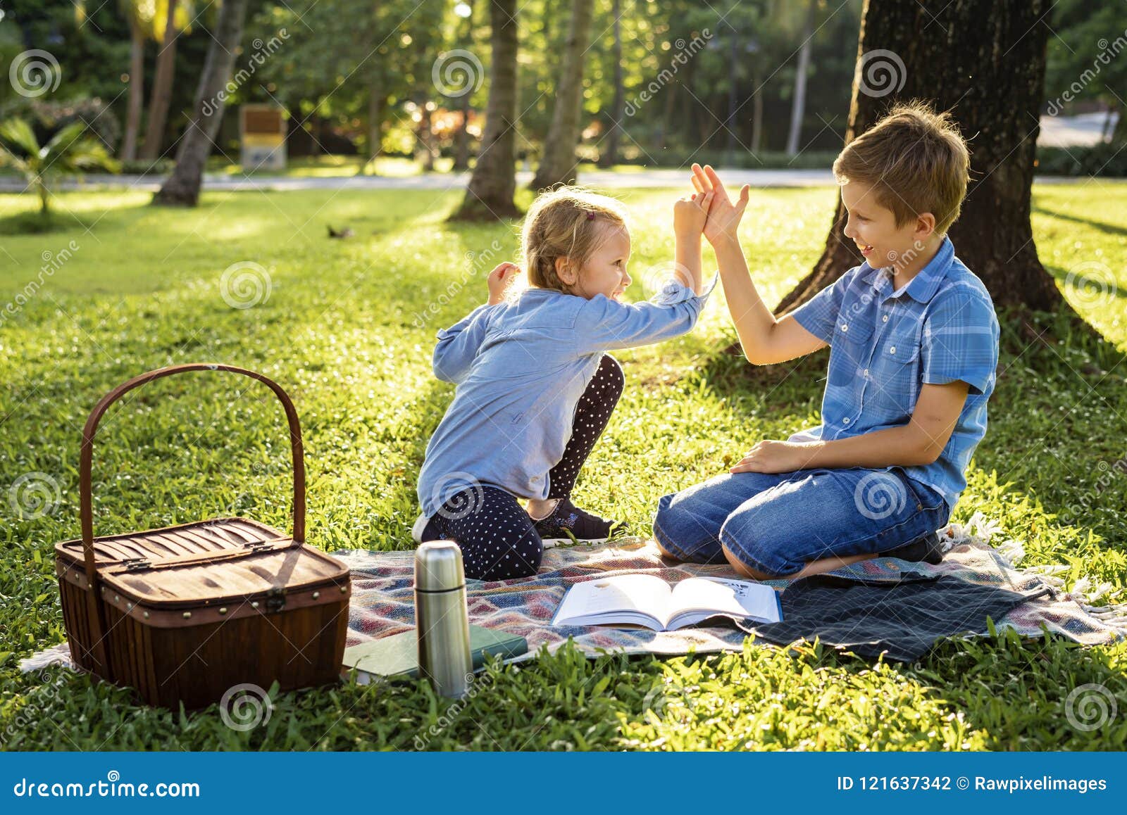 She s in the park. Дети в парке. Дети играют в парке. Играющие дети в парке. Парк для детей.