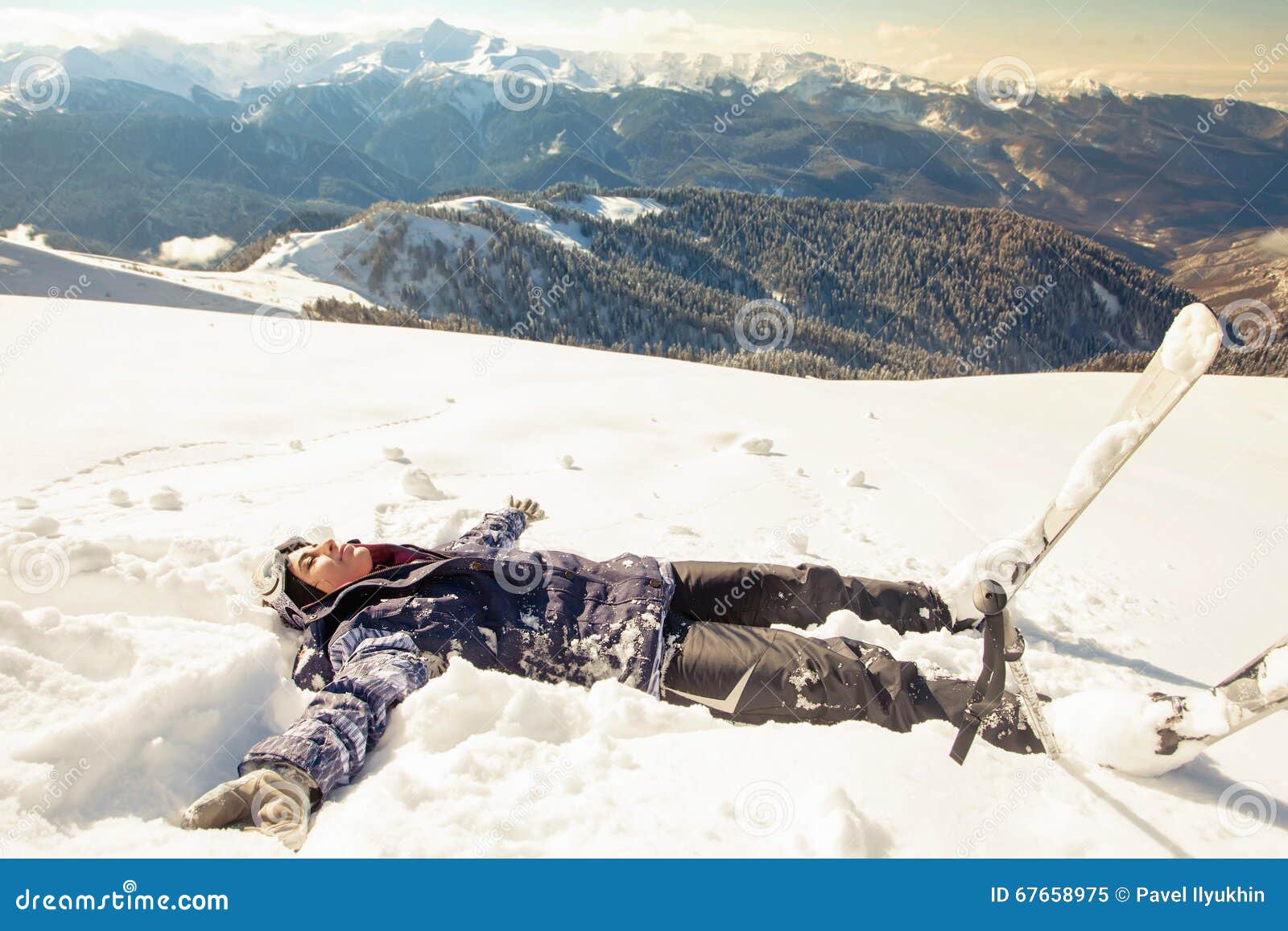 Patrocinar granero Mercurio Happy Woman Making Snow Angel in the Snow Stock Image - Image of alpine,  season: 67658975