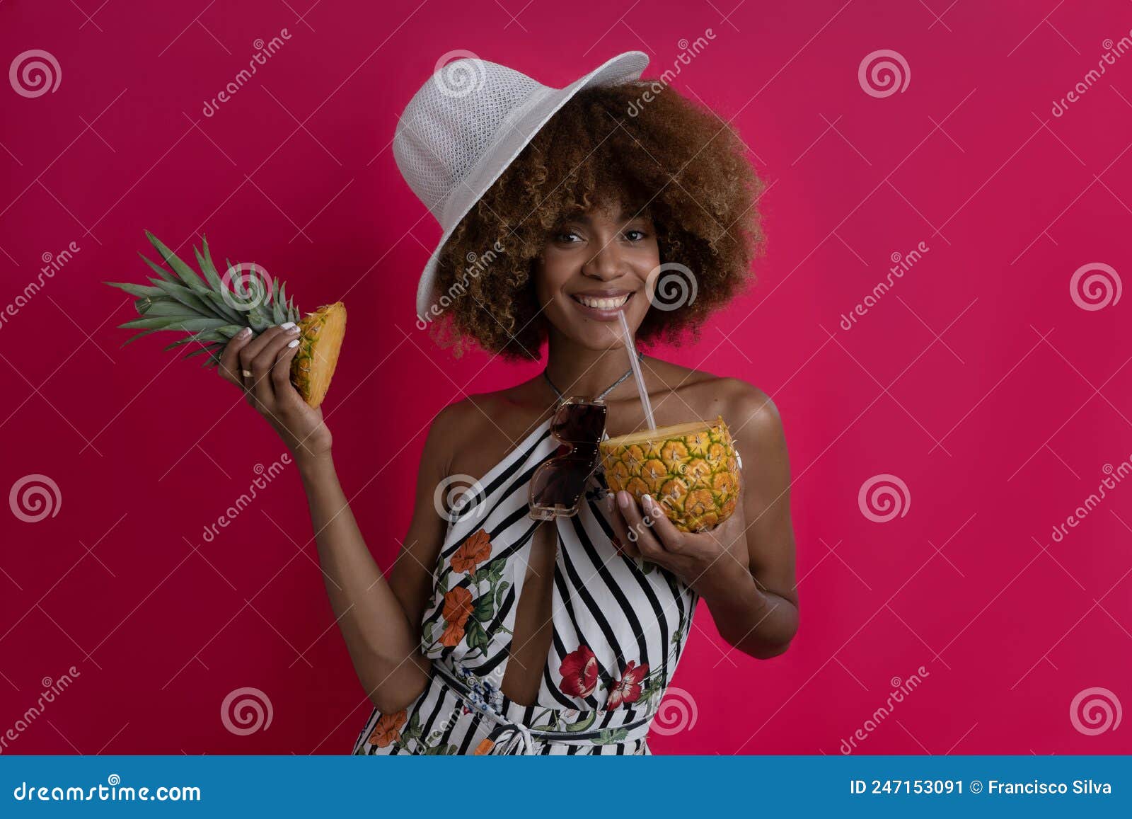 happy woman on vacation and summer actitud , modelo african american curly hair with tropical outfit