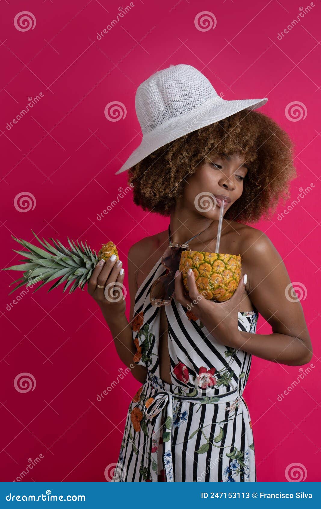 happy woman on vacation and summer actitud , modelo african american curly hair with tropical outfit