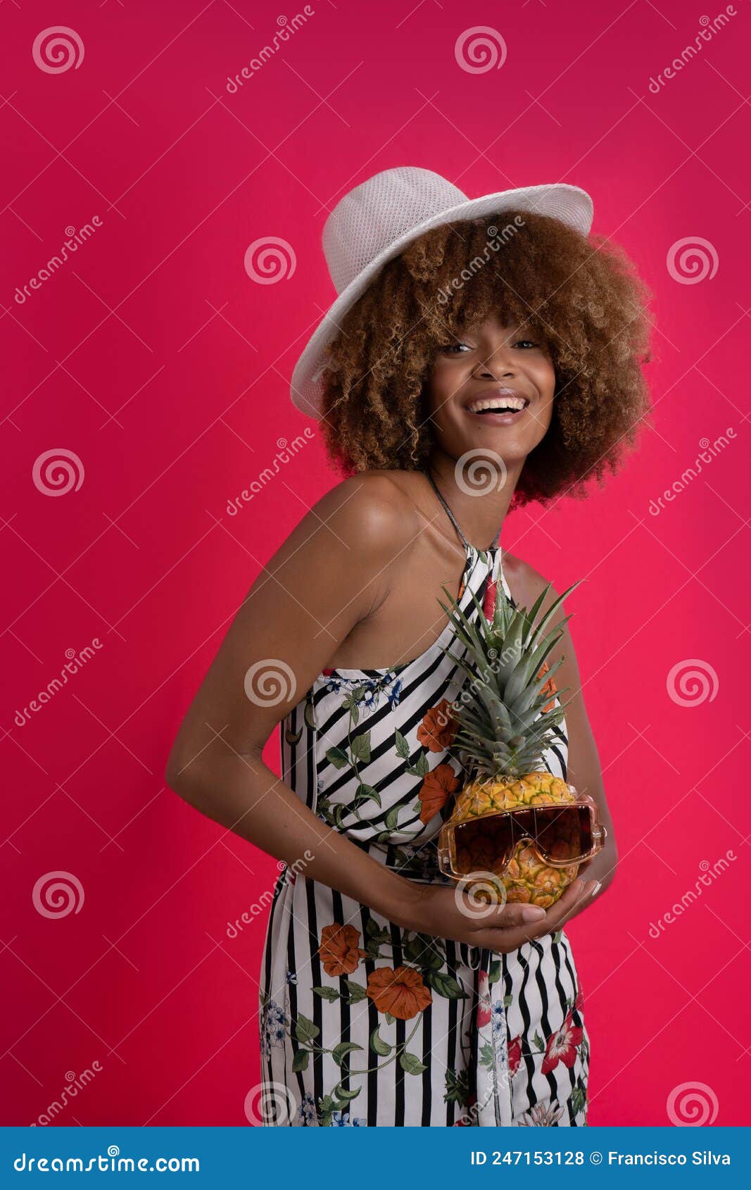 happy woman on vacation and summer actitud , modelo african american curly hair with tropical outfit