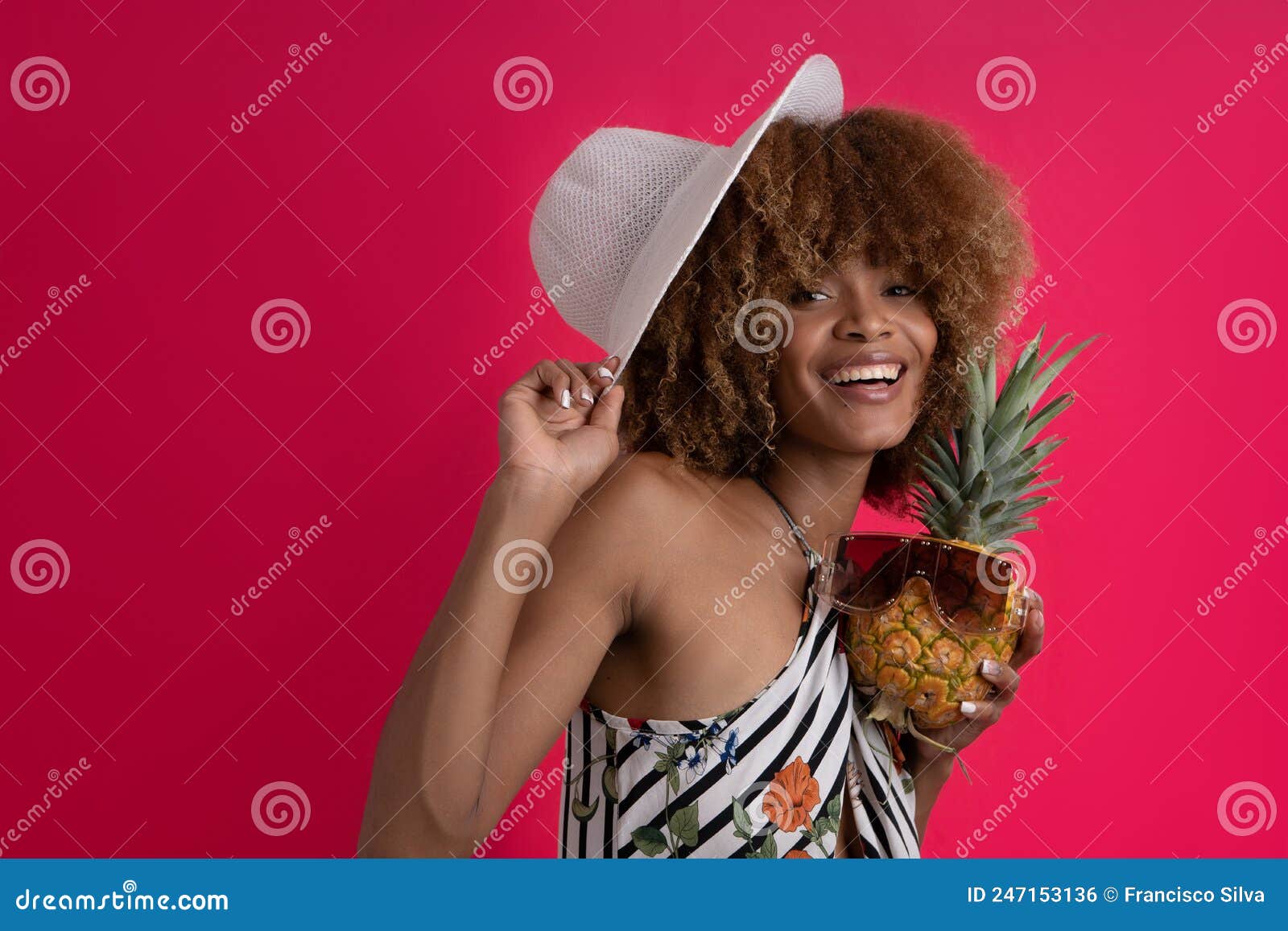 happy woman on vacation and summer actitud , modelo african american curly hair with tropical outfit