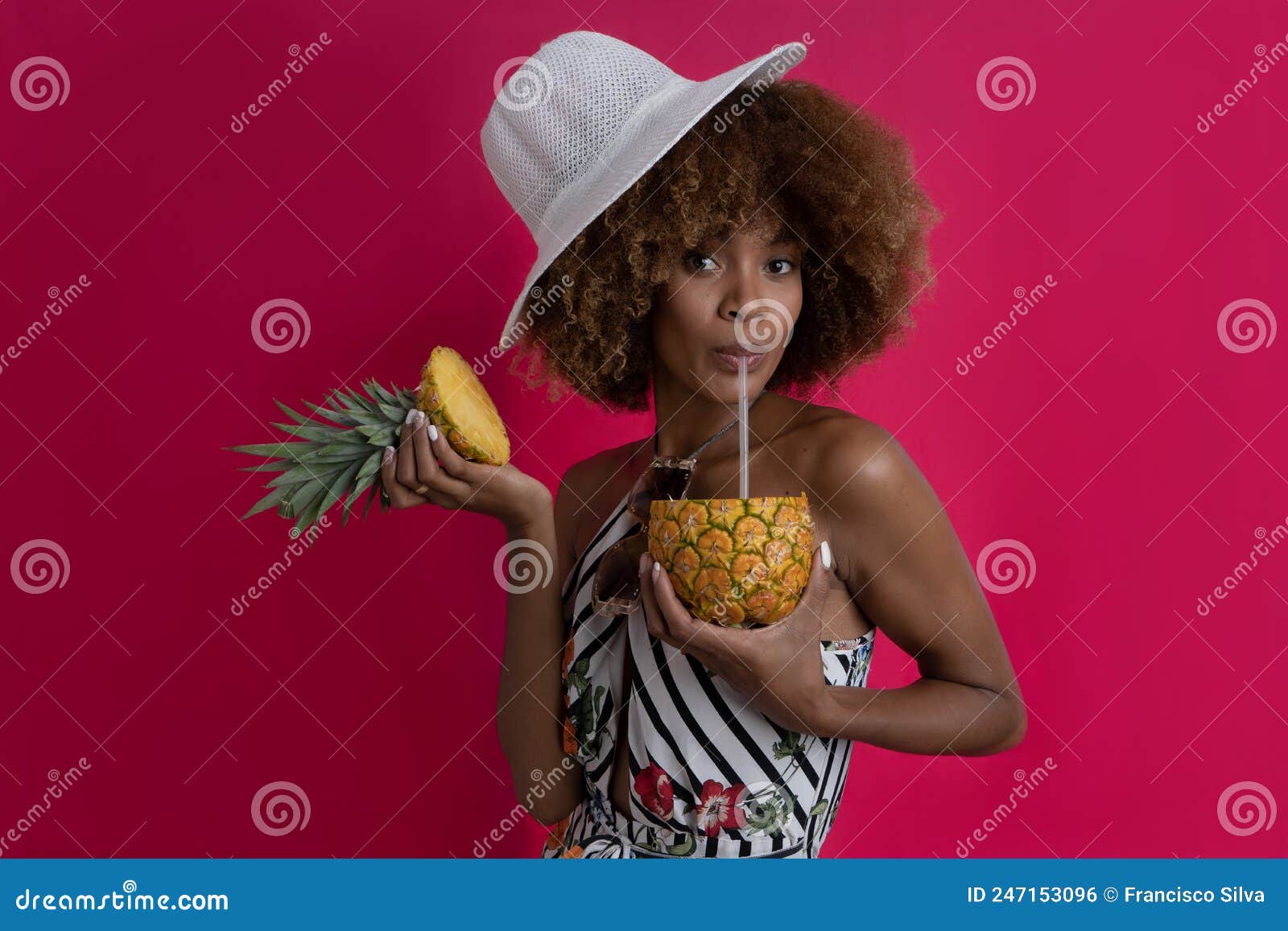 happy woman on vacation and summer actitud , modelo african american curly hair with tropical outfit