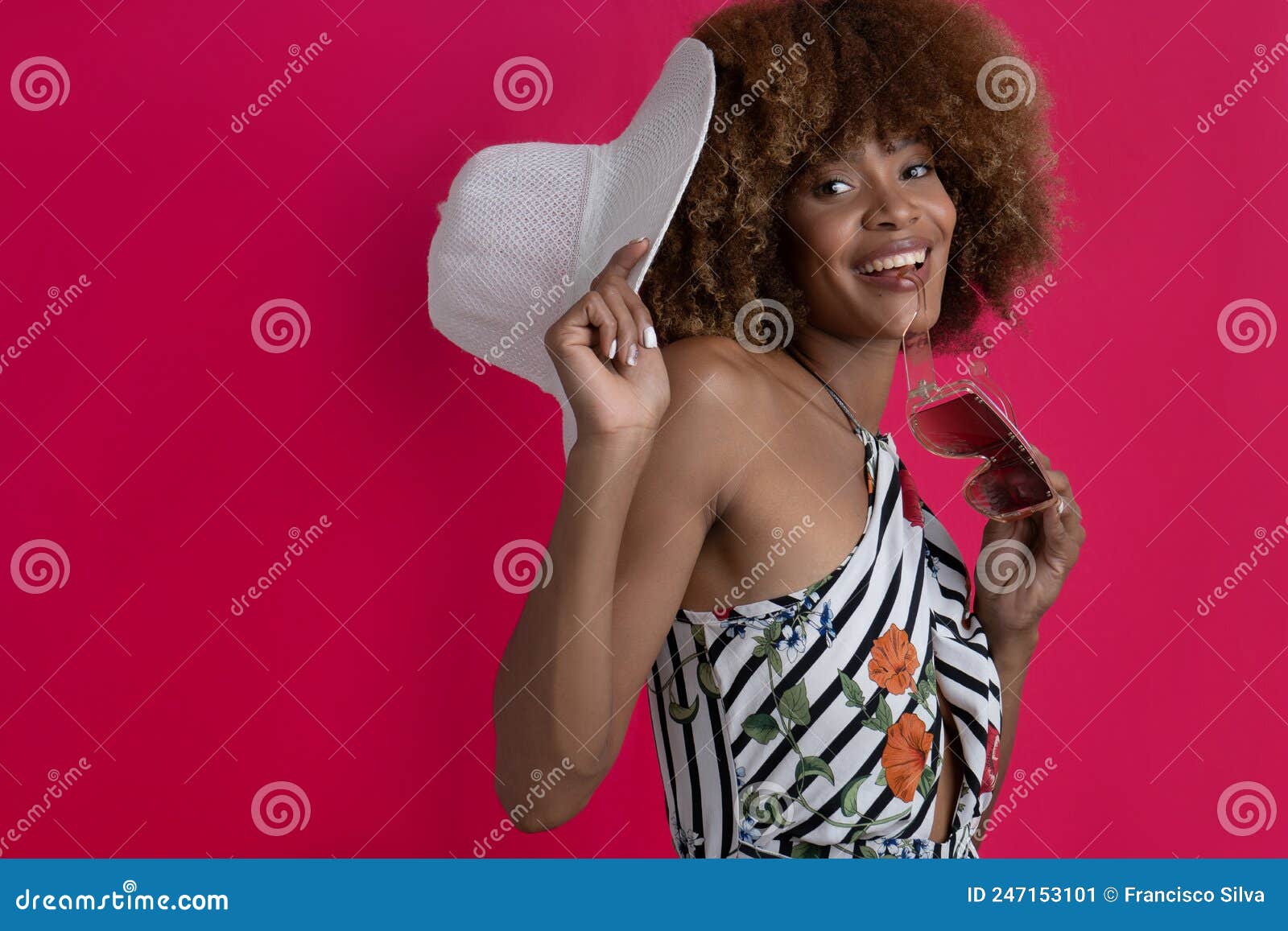 happy woman on vacation and summer actitud , modelo african american curly hair with tropical outfit