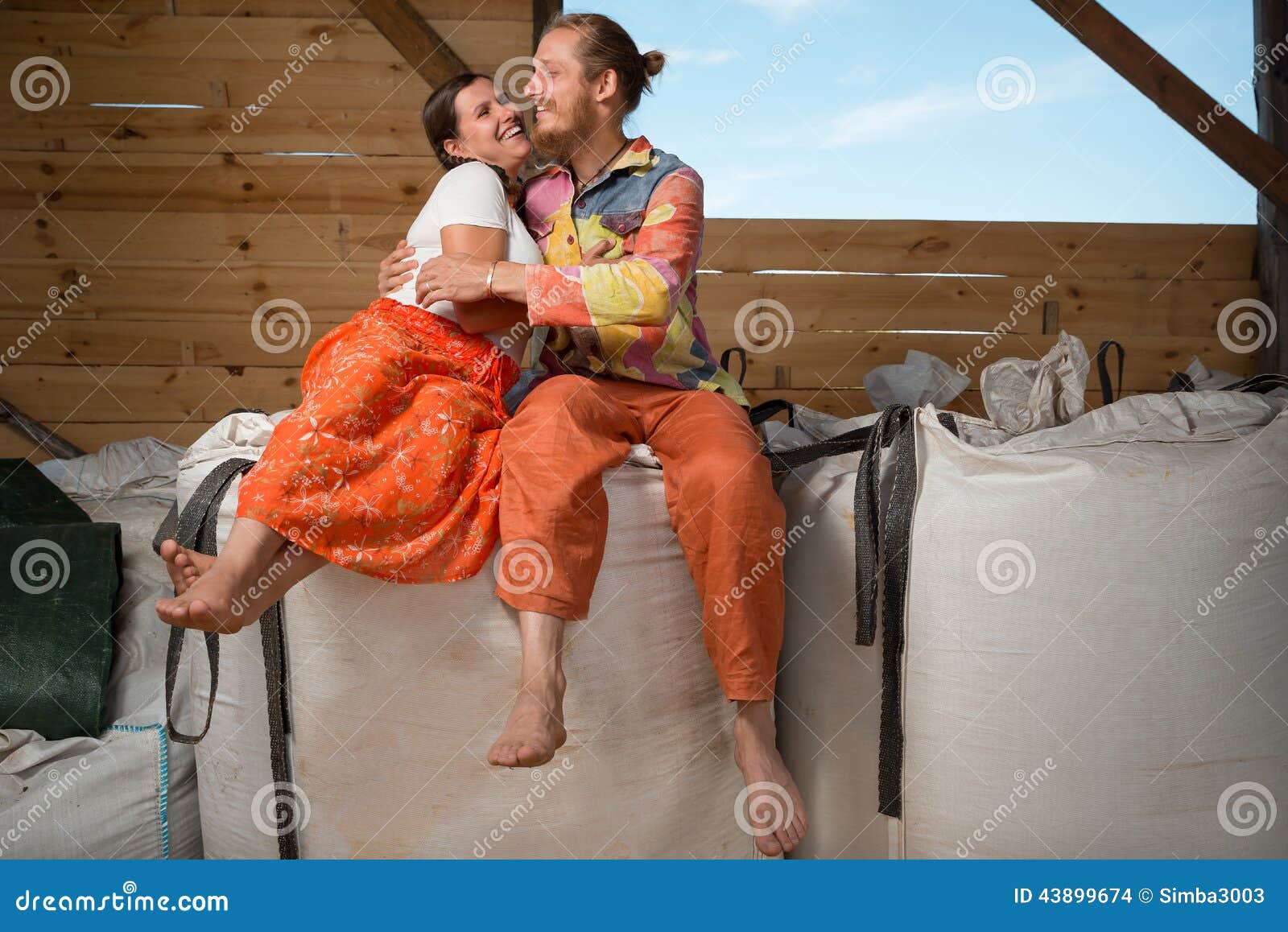 https://thumbs.dreamstime.com/z/happy-young-couple-farming-farm-embracing-under-shed-43899674.jpg