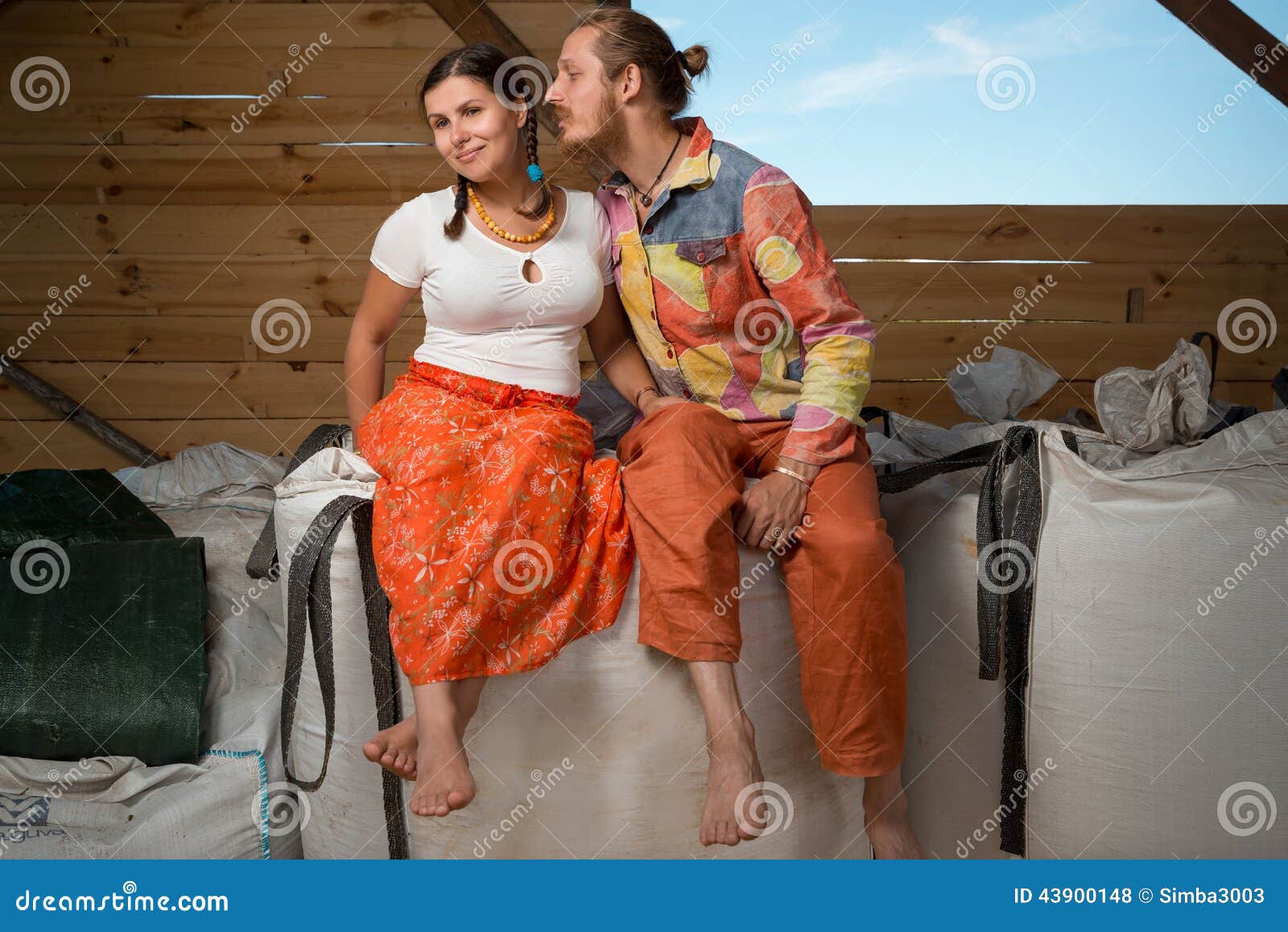 https://thumbs.dreamstime.com/z/happy-young-couple-farming-farm-embracing-under-shed-43900148.jpg