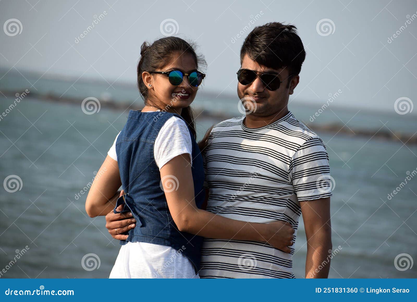 Couple posing at the beach, результатов — 21 220: фотографии без  лицензионных платежей и стоковые изображения | Shutterstock