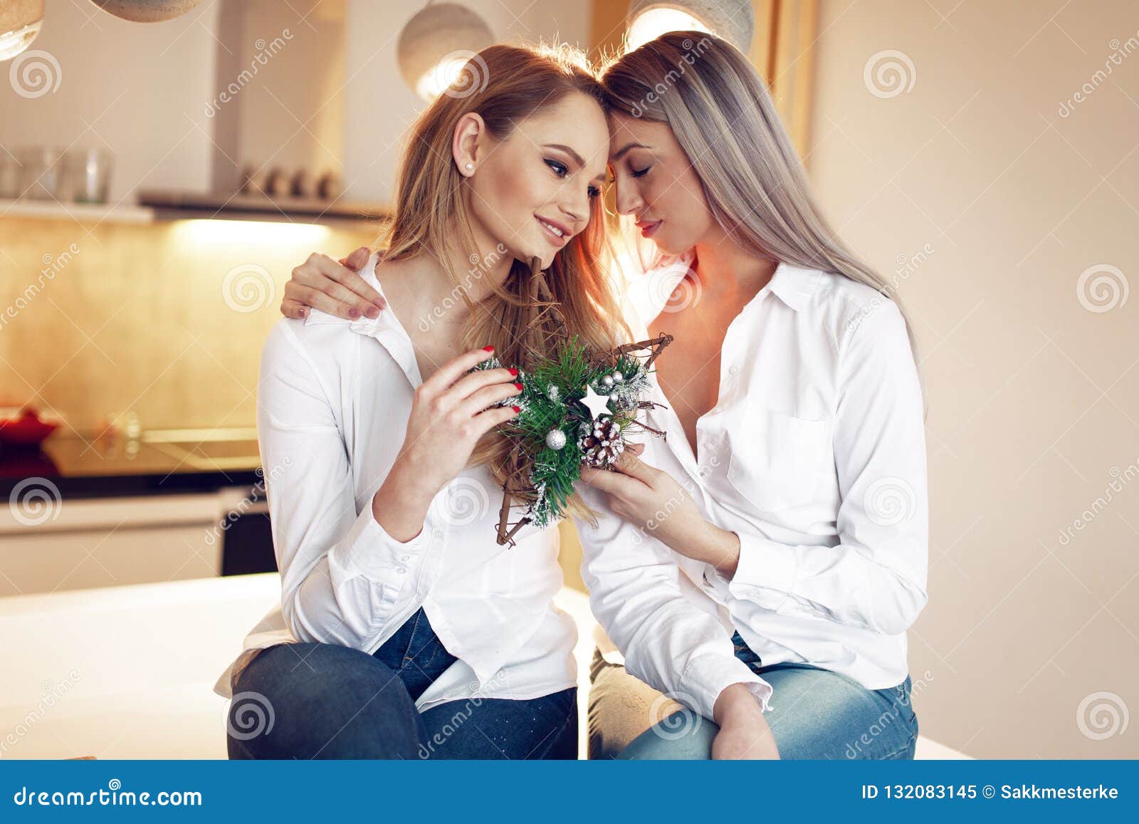 Young Lesbian Galleries