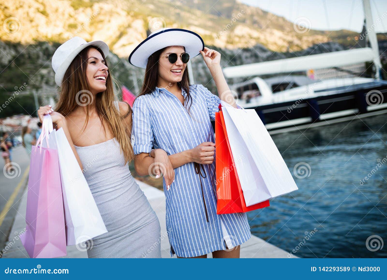 girl shopping travel