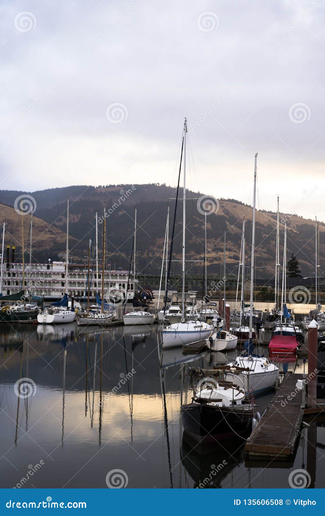 Harbor with Sailing Yacht and Boat Dock in the Columbia River Bay Stock ...