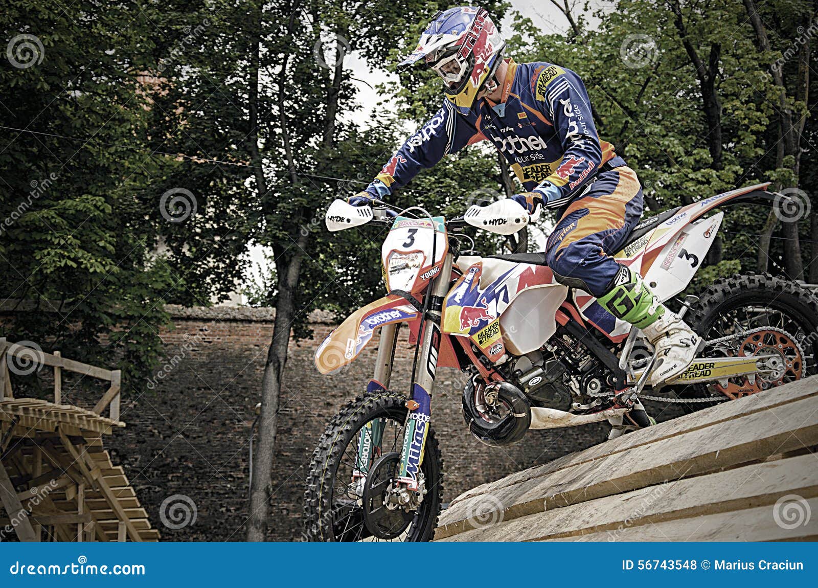 https://thumbs.dreamstime.com/z/hard-enduro-contest-red-bull-romaniacs-prologue-wade-young-56743548.jpg