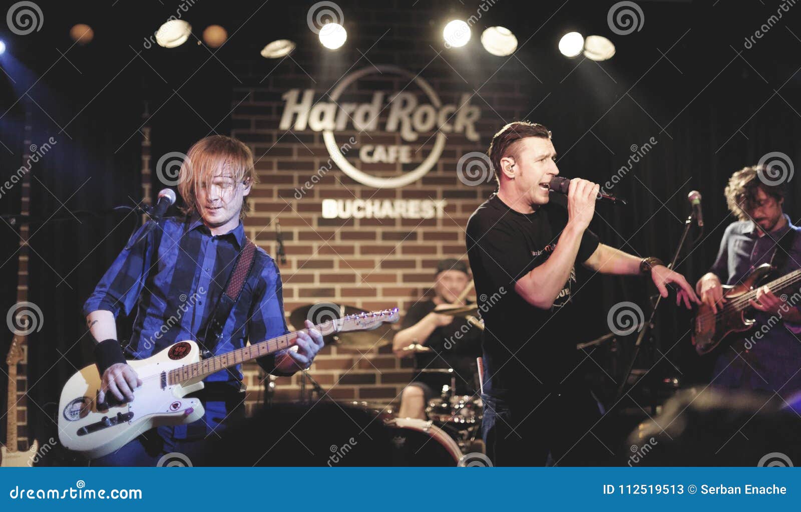 Hard Rock Cafe, Бухарест С Zdob Si Zdub Редакционное Стоковое Фото.