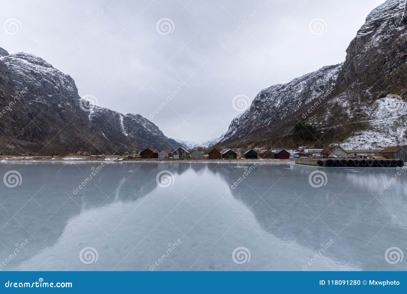 Hardanger-Fjord eingefroren im Winter Norwegen. Hardanger Fjord gefrorenes glattes im Winter Norwegen