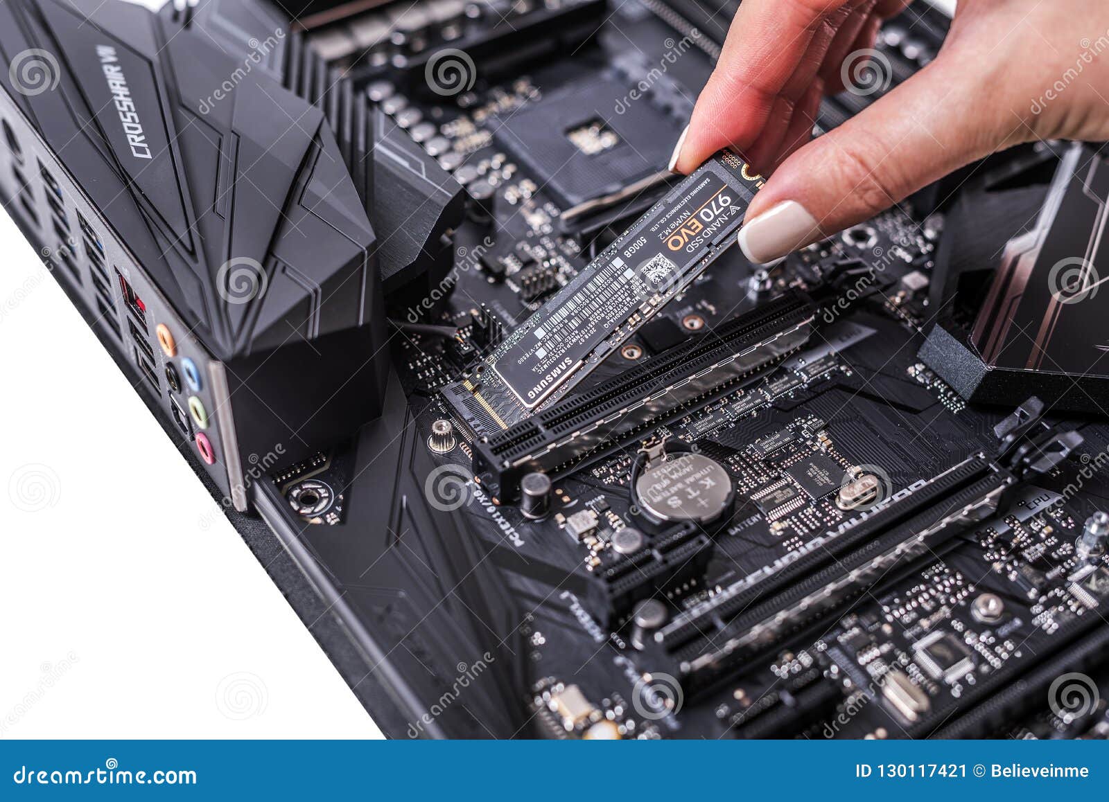 harde-schijf-ssd-m2-op-de-motherboard-achtergrond-redactionele-foto