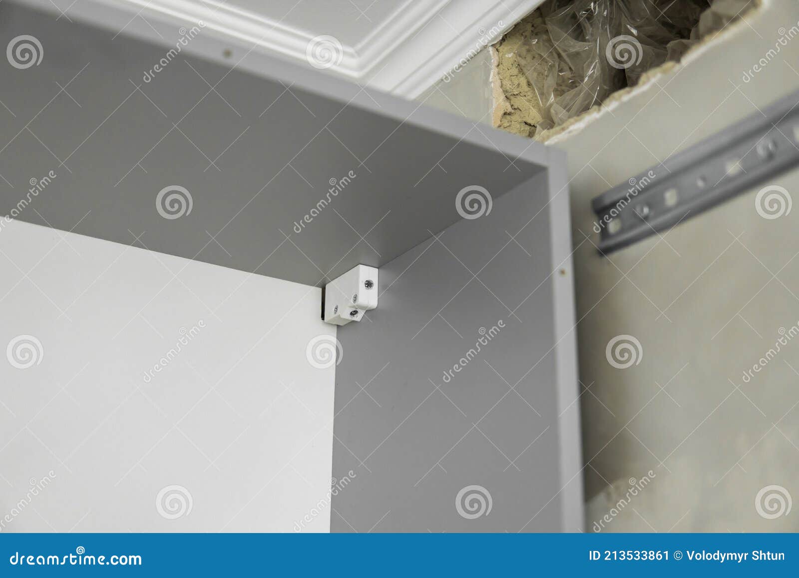 Hardware Kitchen Suspension Brackets on a Custom Kitchen from a