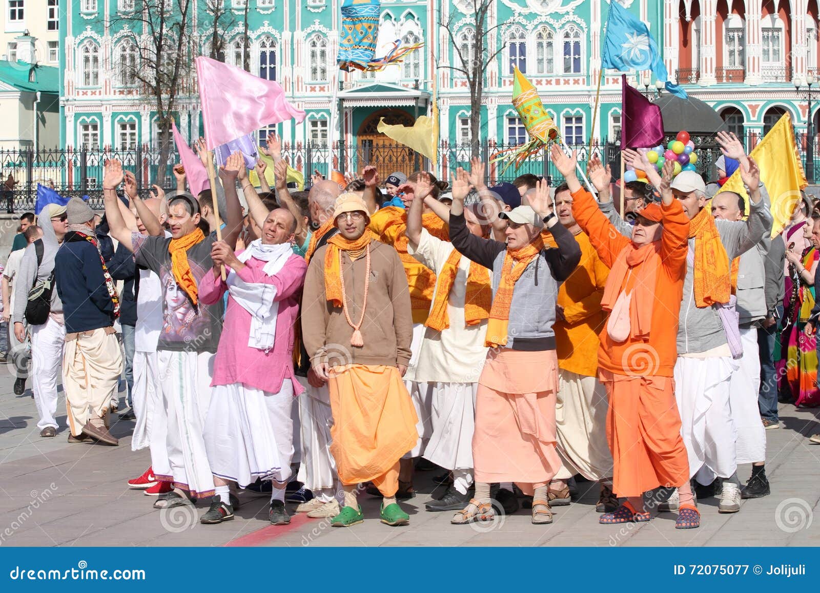 MOSCOW, RÚSSIA- JULHO 4: Devotos de Hare Krishna dançando com foliões de  carnaval durante o festival