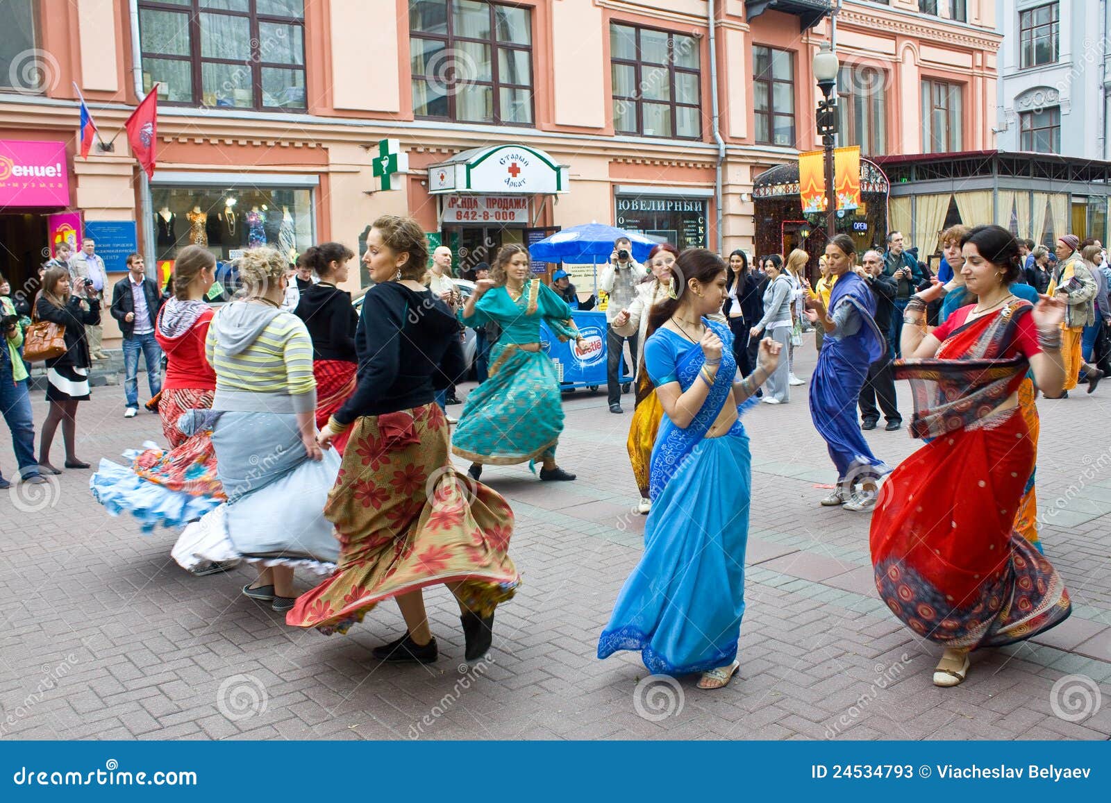 MOSCOW, RÚSSIA- JULHO 4: Devotos de Hare Krishna dançando com foliões de carnaval durante o festival