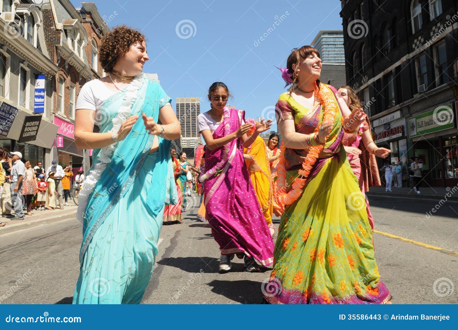 Foto de Festival Hare Krishna Na Avenisa Paulista São Paulo Brasil  Celebrando A Cultura Indiana Com Danças E Música e mais fotos de stock de  Adulto - iStock