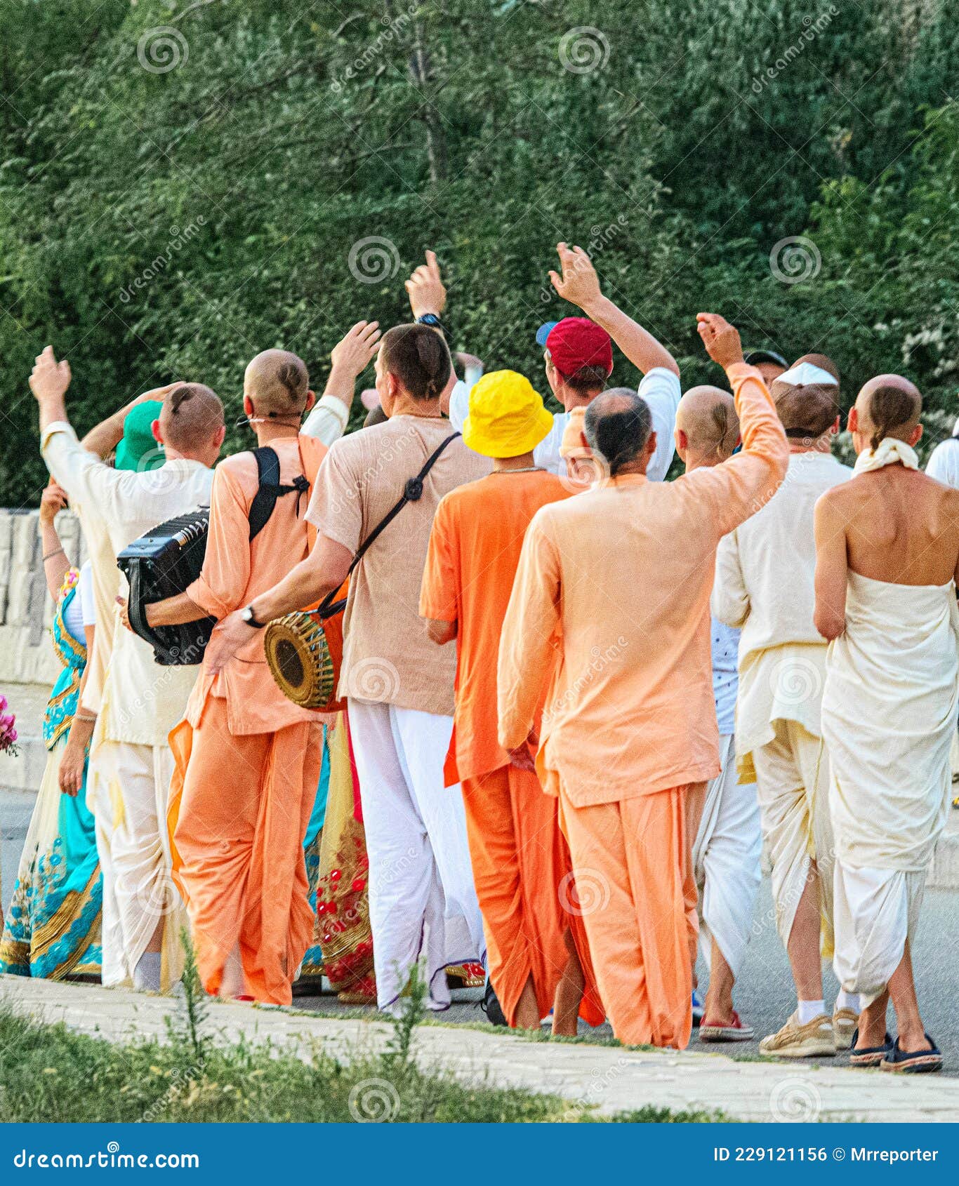 Hare Krishna Seguidores Cantando Marcha Foto Editorial - Imagem de povos,  lebre: 229121156