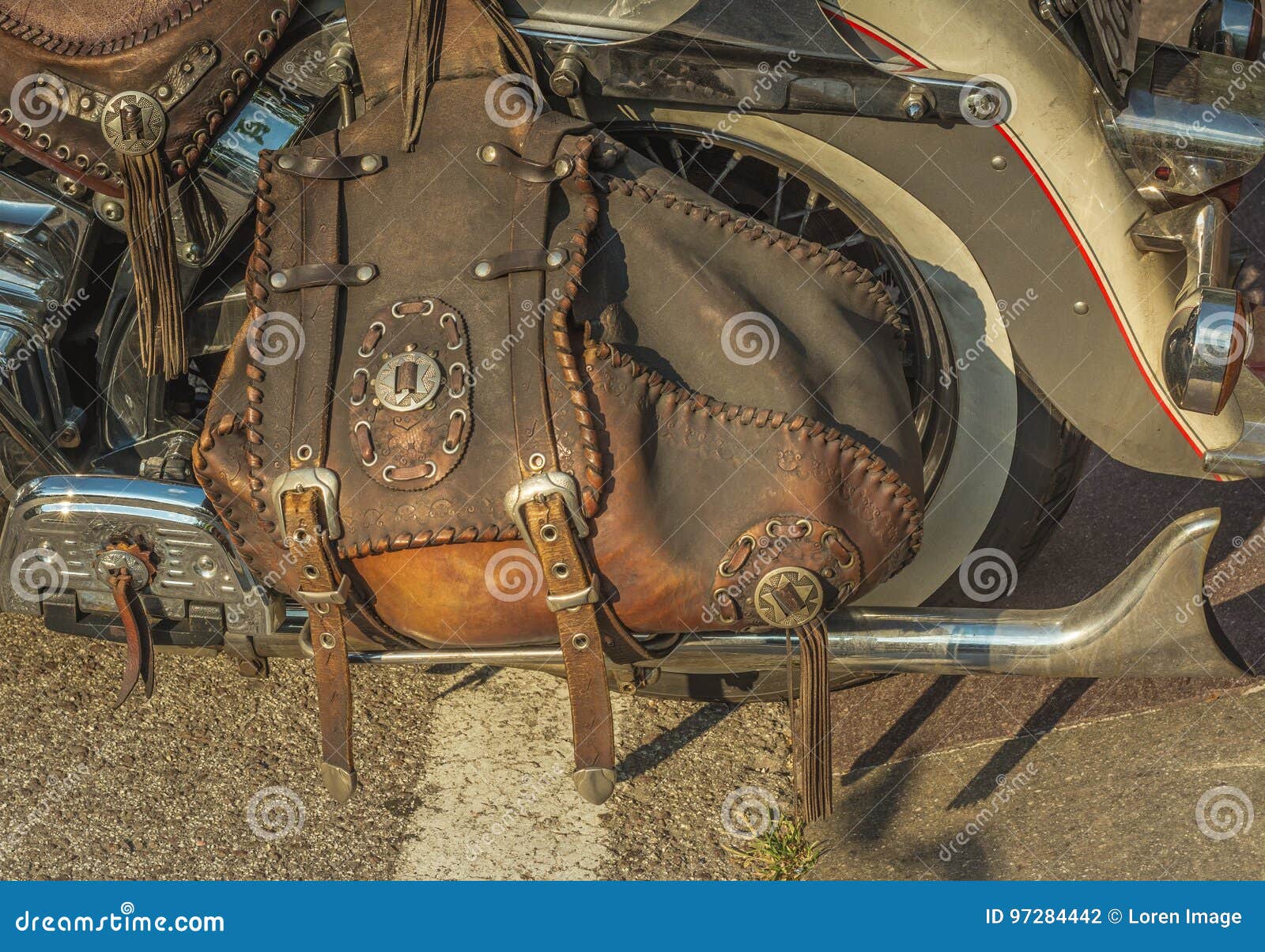 Harley Davidson: Un Bolso De Cuero Del Motorista Típico Accesorios De La  Moto Efecto Del Vintage Foto de archivo - Imagen de motorista, negro:  97284442