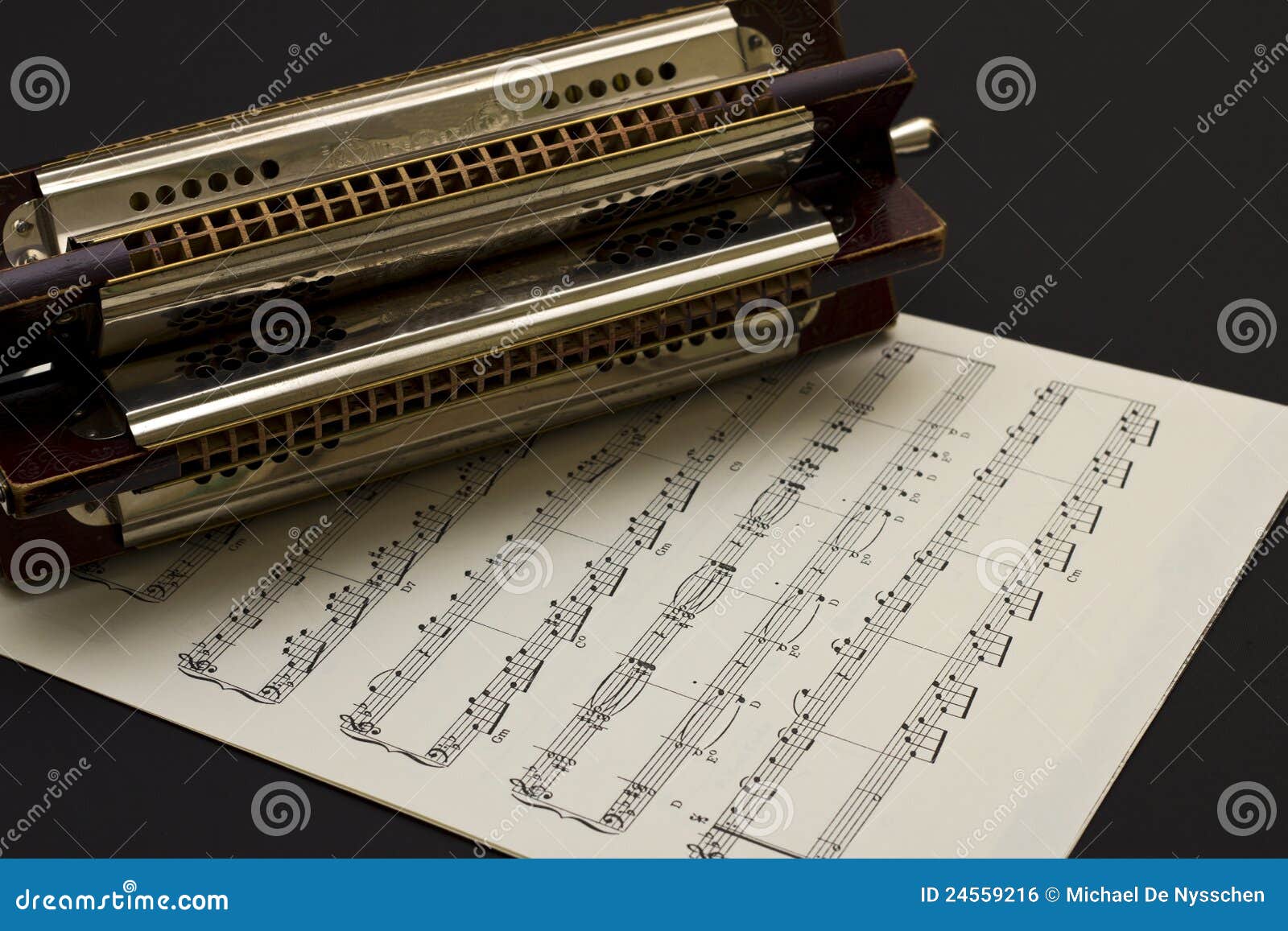 Harmonica Multiclés Sur La Musique De Feuille Photo stock Image du