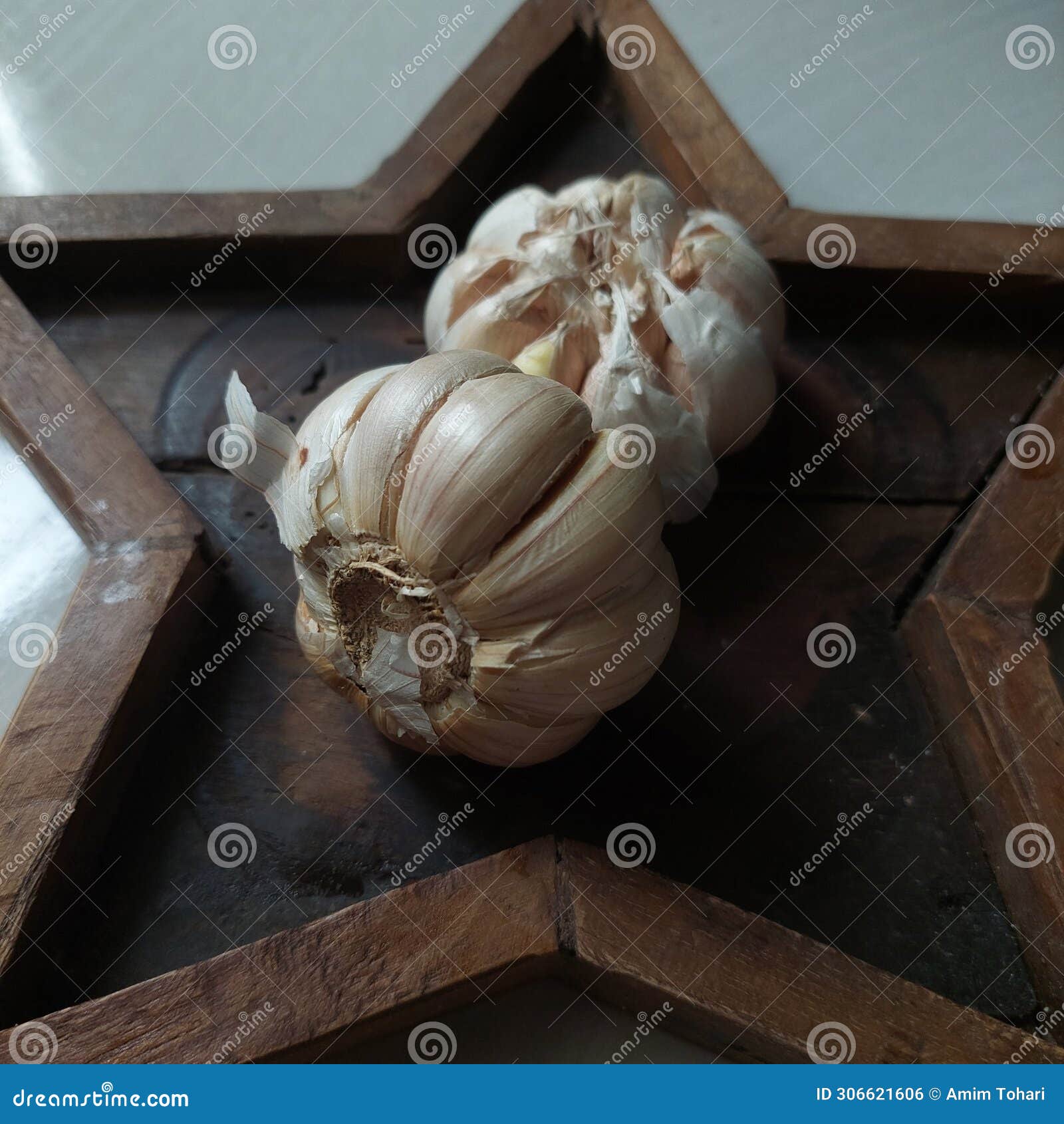 harmony in simplicity: twin garlic bulbs on tray