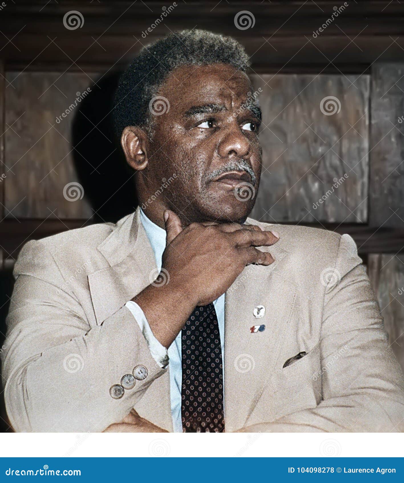 Harold Washington, sindaco afroamericano del ` s prima di Chicago fa una campagna per il primario democratico nella sua riuscita offerta per un secondo termine in ufficio; Gennaio 1987 Washington è morto da un attacco di cuore sofferto nel suo ufficio, il giorno prima del ringraziamento, il 25 novembre 1987 Era 65