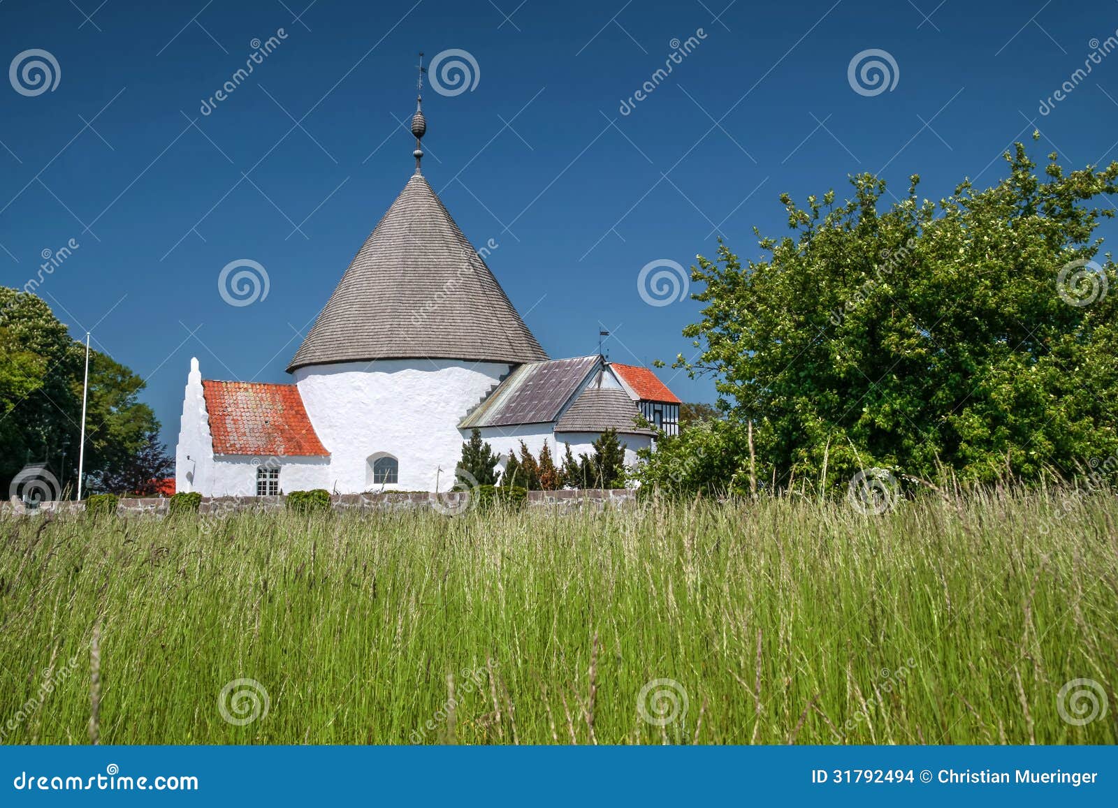 Hasle Nykirke op Bornholms stock foto. Image of godsdienst 31792494