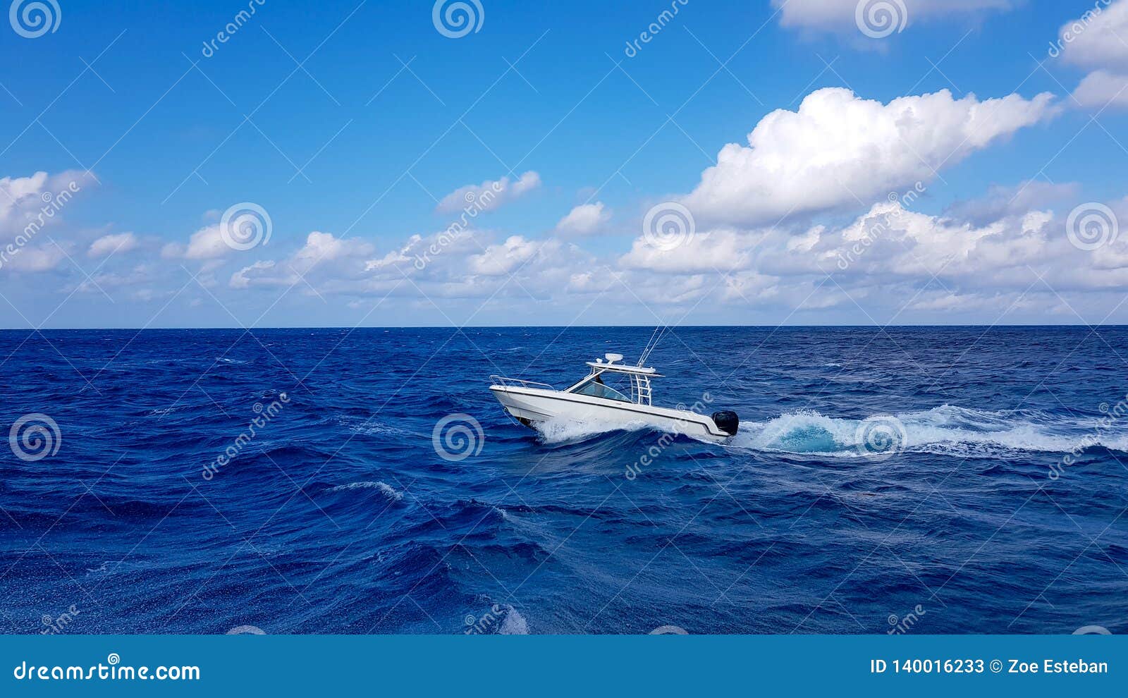 Hastighet som fiskar det mjuka fartyget som hoppar vågorna i havet och kryssar omkring den blåa havdagen i Bahamas Blått härligt. Hastighet som fiskar det mjuka fartyget som jumpling vågorna och kryssar omkring det blåa havet, är en härlig dag i Bhamas Blått härligt havsvatten