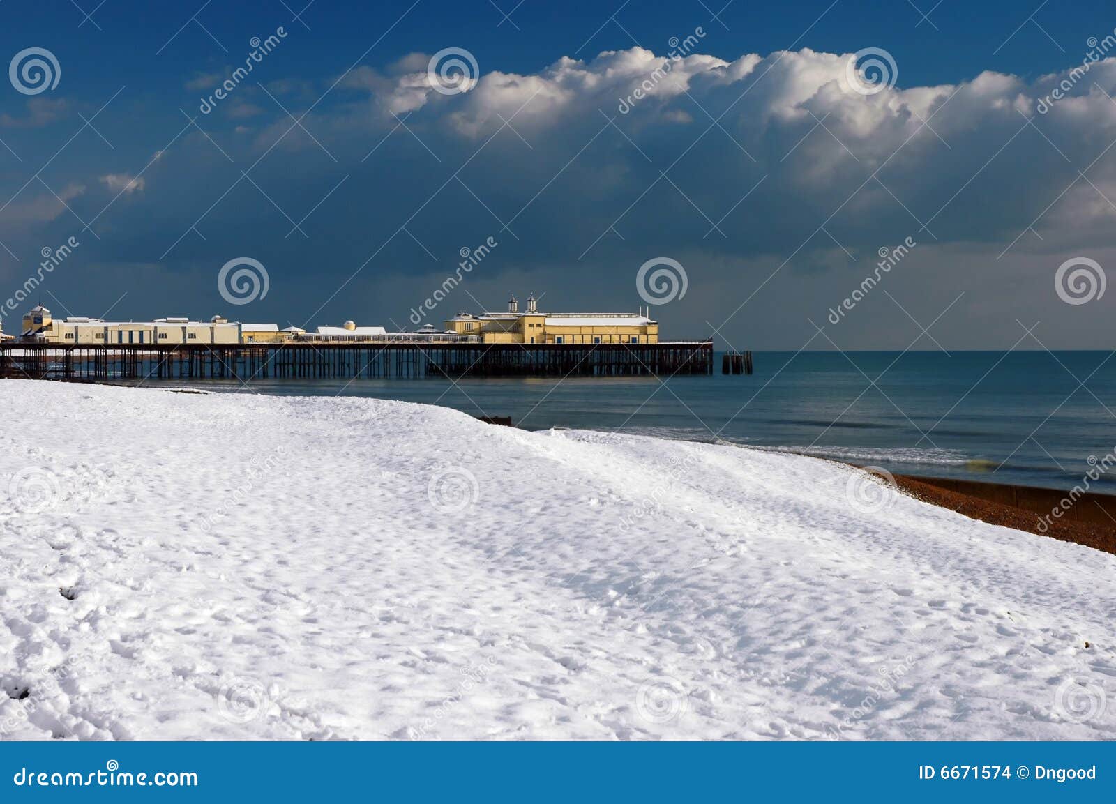 Hastings Pier im Snow1 stockfoto. Bild von winter, felsen 6671574