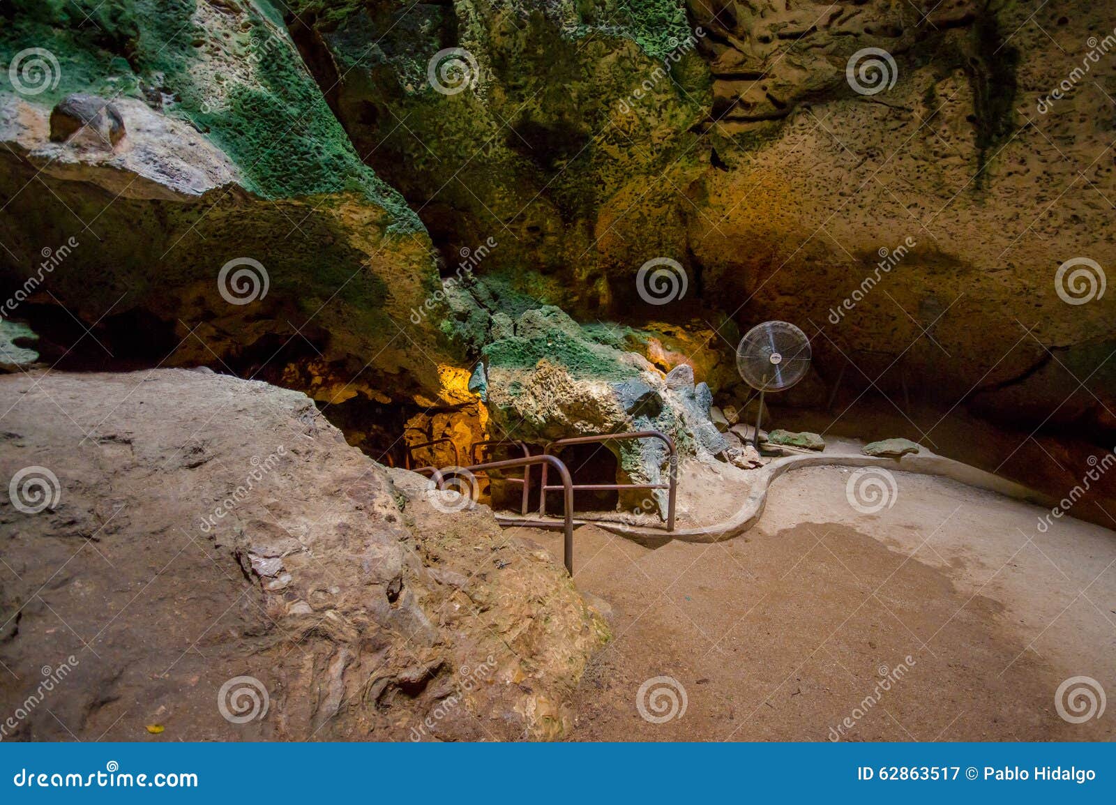HATO, CURACAO - 2-ОЕ НОЯБРЯ 2015: Пещеры Hato пещеры выставки и популярная туристическая достопримечательность на карибском остро. HATO, CURACAO - 2-ОЕ НОЯБРЯ 2015: Пещеры Hato пещеры выставки и туристическая достопримечательность a популярная на карибском острове