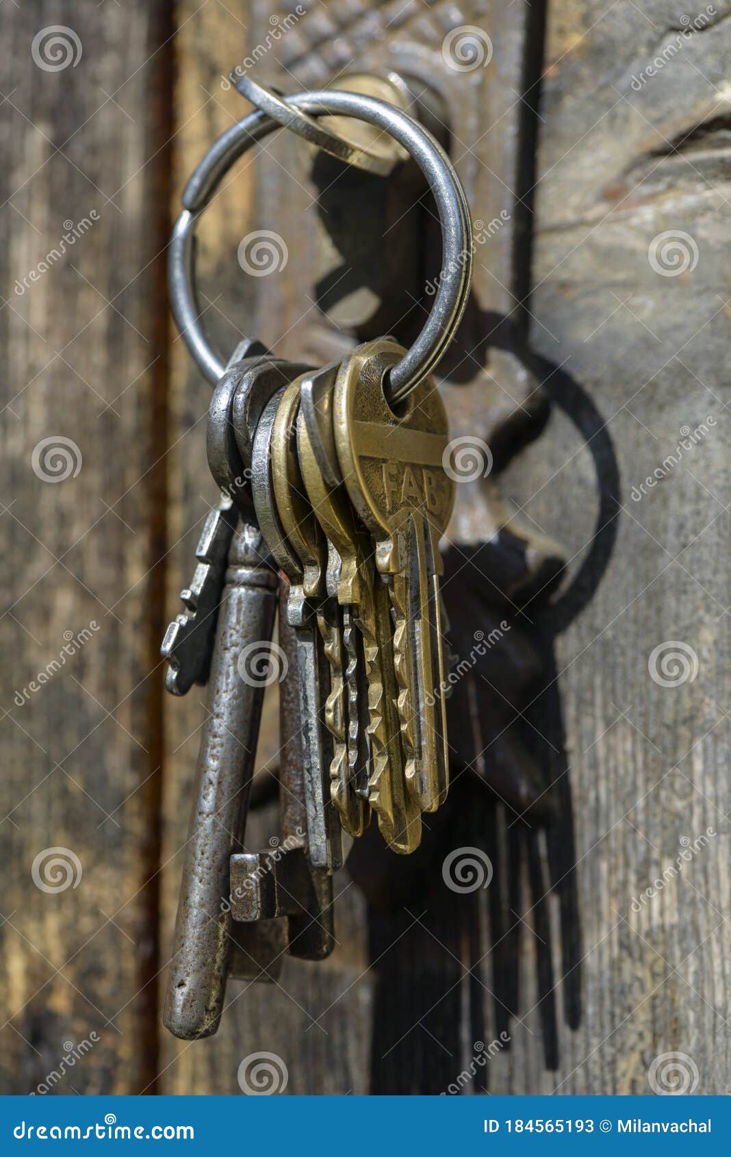 https://thumbs.dreamstime.com/z/haufen-alte-schl%C3%BCssel-die-der-h%C3%B6lzernen-wand-h%C3%A4ngen-tschechischen-republik-europa-184565193.jpg