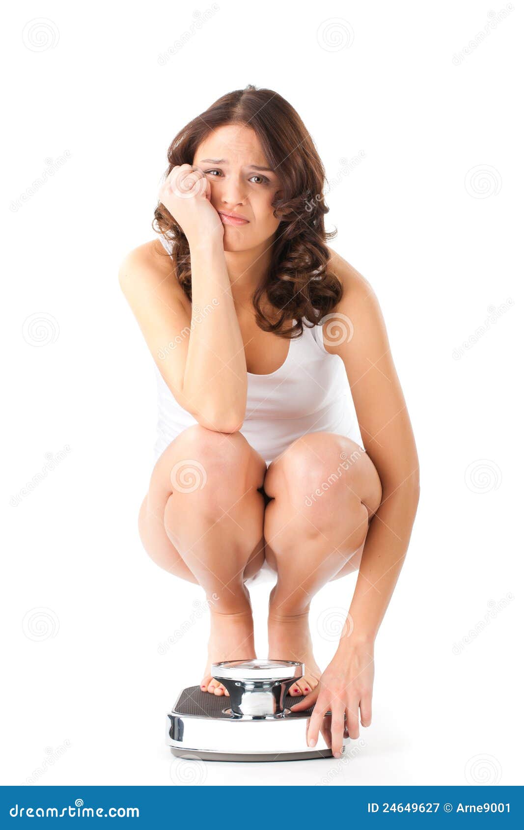 Женщина сидит на корточках