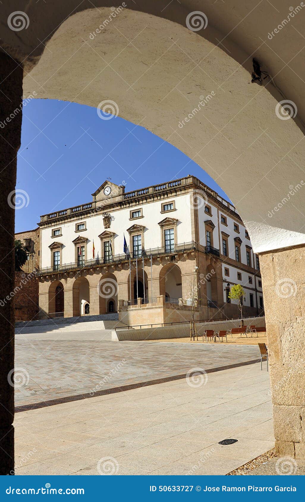 Hauptplatz und Rathaus, Caceres, Extremadura, Spanien. Rathaus im Hauptplatz (Piazza-Bürgermeister), mittelalterliche Stadt Caceres, Extremadura, Spanien