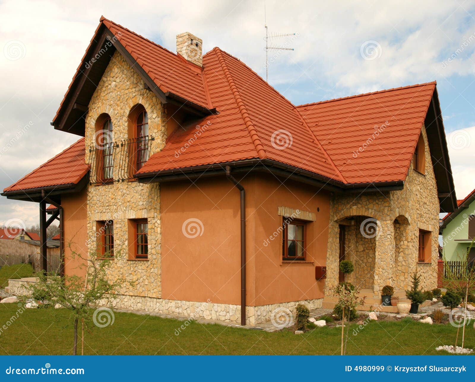 Дом с терракотовой крышей