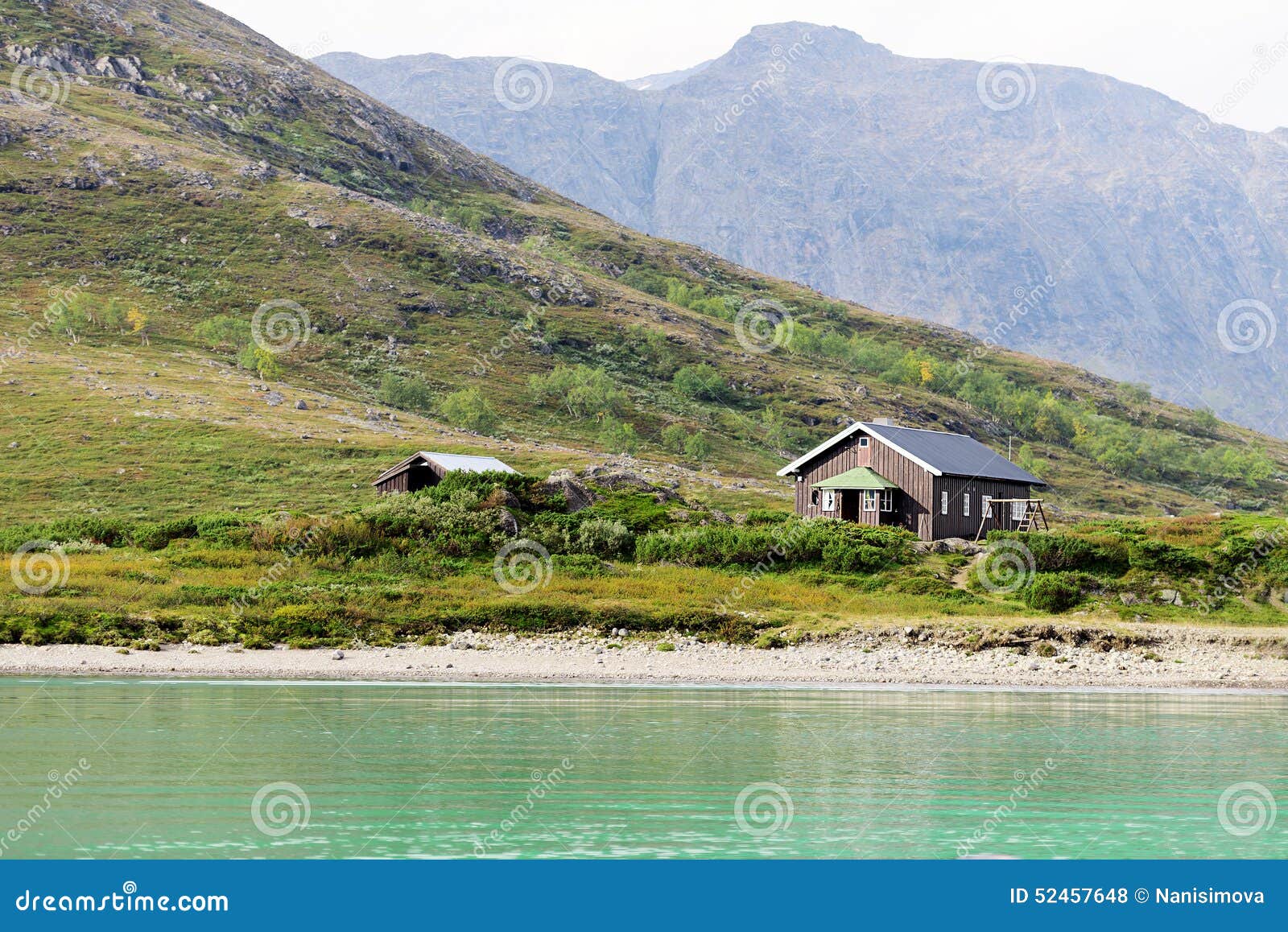 Haus auf Berg in Norwegen stockfoto. Bild von norwegen ...