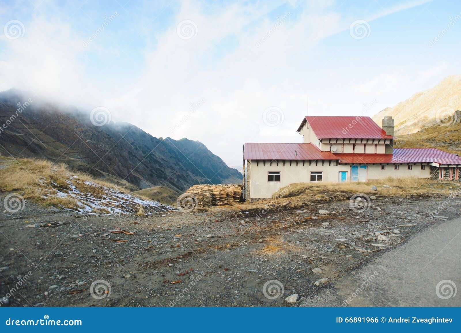 Haus Auf Bergspitze Stockfoto Bild Von Orange Himmel 66891966